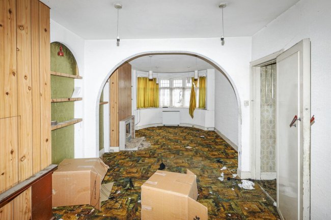 118 Linden Gardens, Enfield, Middlesex, EN1 4DX 4