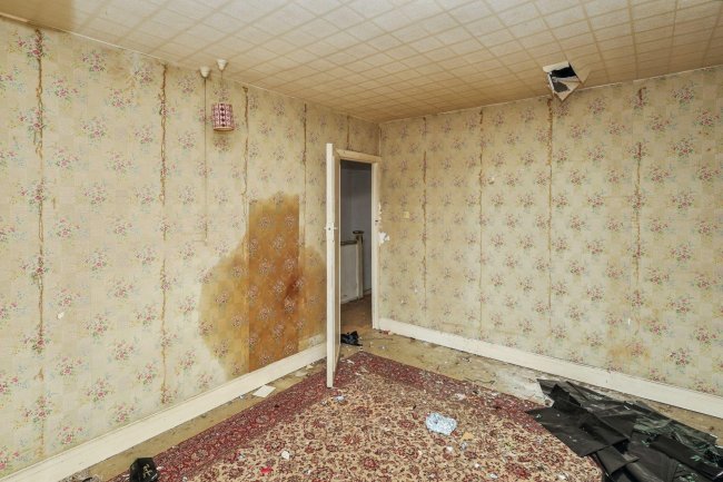 118 Linden Gardens, Enfield, Middlesex, EN1 4DX 4