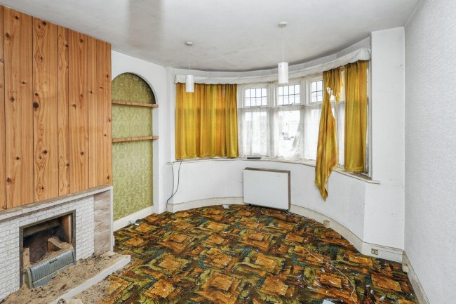 118 Linden Gardens, Enfield, Middlesex, EN1 4DX 4