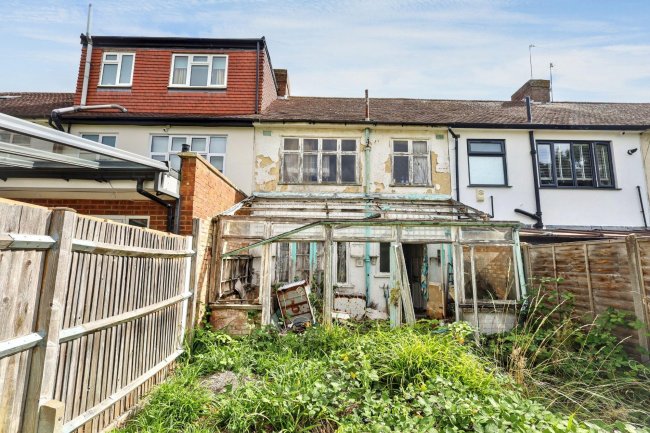 118 Linden Gardens, Enfield, Middlesex, EN1 4DX 4