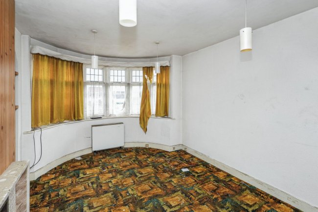 118 Linden Gardens, Enfield, Middlesex, EN1 4DX 4