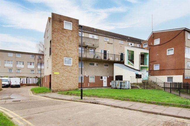 26 Hadrians Ride, Enfield, Middlesex, EN1 1DG 4