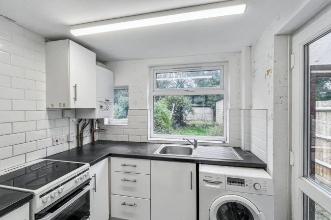 82 Hamilton Avenue, Sutton, Surrey, SM3 9RL 1