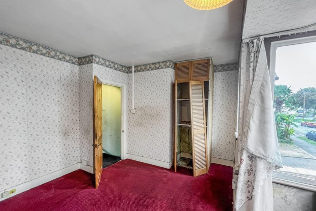 82 Hamilton Avenue, Sutton, Surrey, SM3 9RL 1