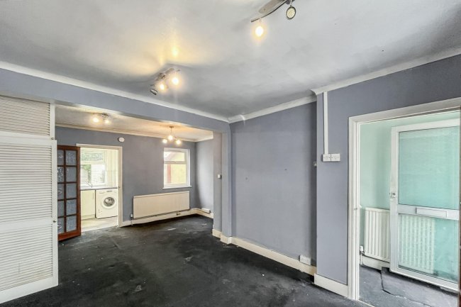 82 Hamilton Avenue, Sutton, Surrey, SM3 9RL 1