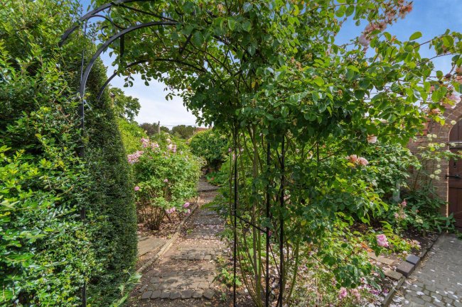 6 Dickmans Lane, Melton Mowbray, Leicestershire, LE14 4BG 8