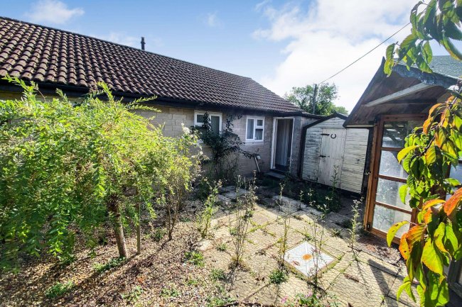 1 Cowbridge Crescent, Malmesbury, Wiltshire, SN16 9LY 6