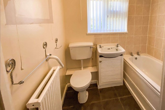 1 Cowbridge Crescent, Malmesbury, Wiltshire, SN16 9LY 6