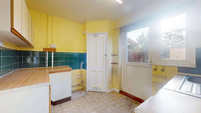 7 Canonsleigh Road, Dagenham, RM9 4DJ 8