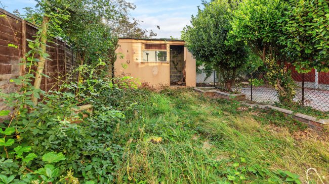 7 Canonsleigh Road, Dagenham, RM9 4DJ 8