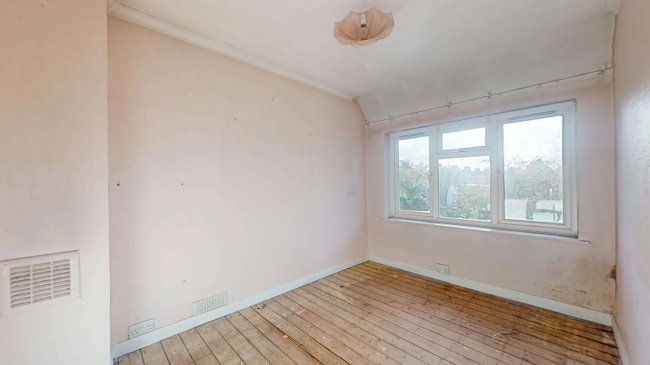 7 Canonsleigh Road, Dagenham, RM9 4DJ 8