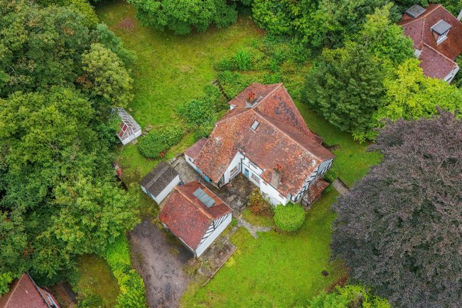 19 Higher Drive, Purley, CR8 2HQ 5