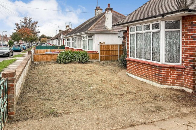 37 Stuart Road, Southend-on-sea, Essex, SS2 5JS 6