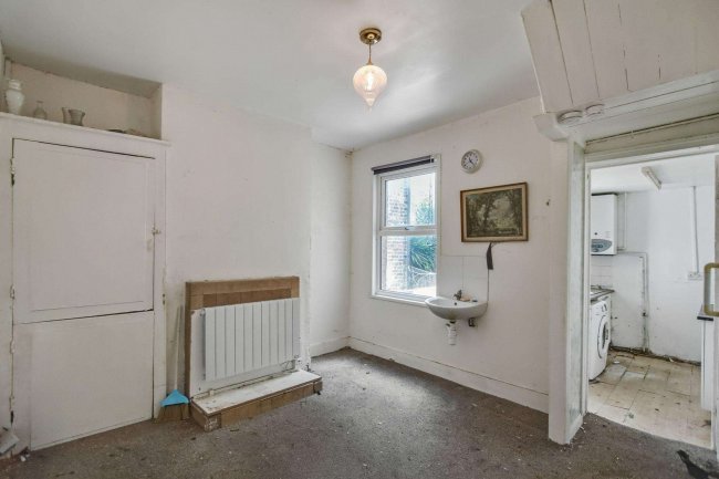 5 Oxford Road, Edmonton, London N9 0LY 2