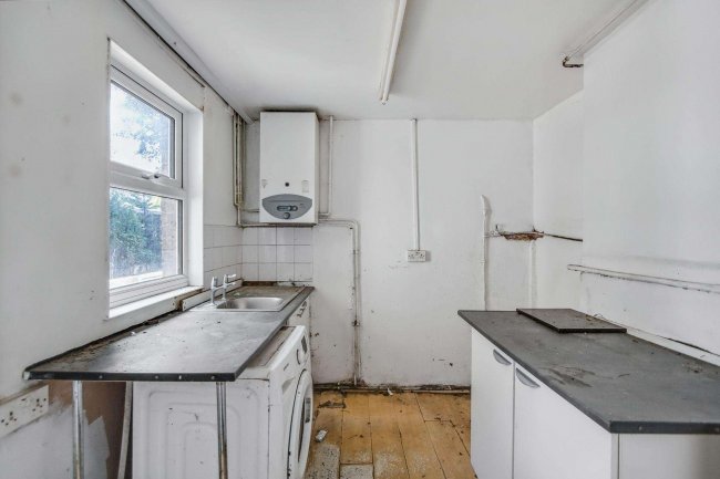 5 Oxford Road, Edmonton, London N9 0LY 2