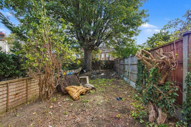 5 Oxford Road, Edmonton, London N9 0LY 2