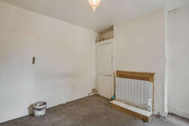 5 Oxford Road, Edmonton, London N9 0LY 2