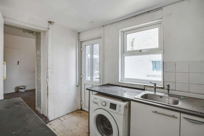 5 Oxford Road, Edmonton, London N9 0LY 2