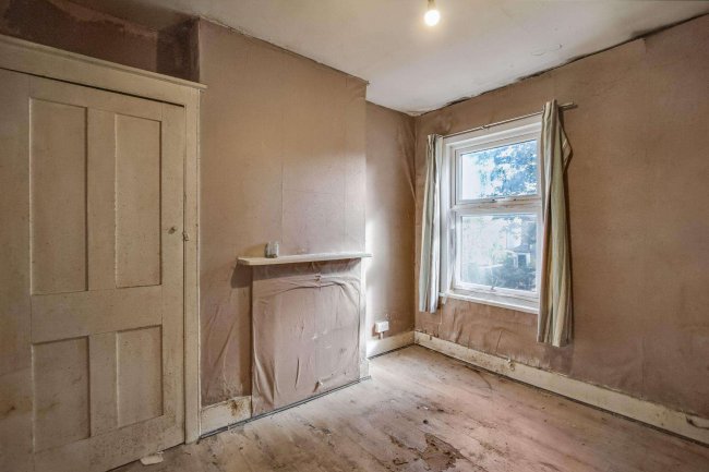 5 Oxford Road, Edmonton, London N9 0LY 2