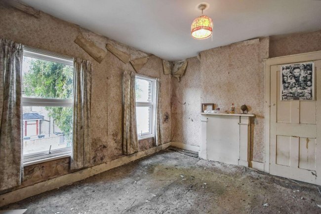 5 Oxford Road, Edmonton, London N9 0LY 2