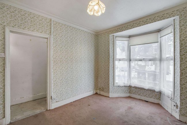 5 Oxford Road, Edmonton, London N9 0LY 2