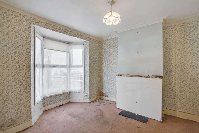 5 Oxford Road, Edmonton, London N9 0LY 2