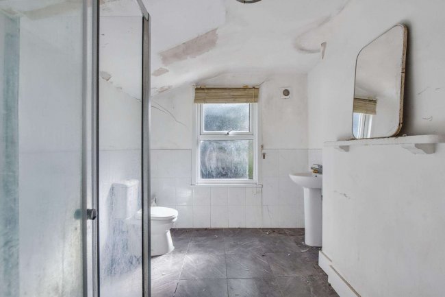 5 Oxford Road, Edmonton, London N9 0LY 2