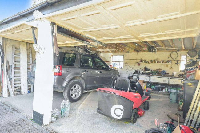 Chellows Gate, Chellows Lane, Crowhurst, Lingfield, Surrey RH7 6LU 7