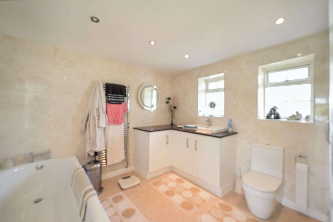 Chellows Gate, Chellows Lane, Crowhurst, Lingfield, Surrey RH7 6LU 7