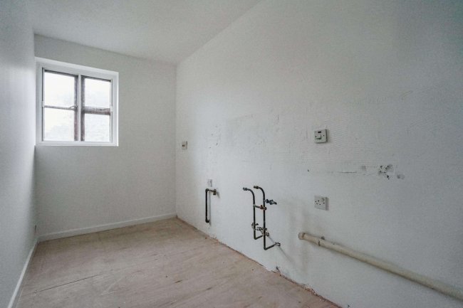 44 Summerhill Way, Mitcham CR4 2NJ 8