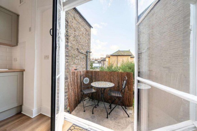 Flat B, 102 Breakspears Road, London SE4 1UD 1