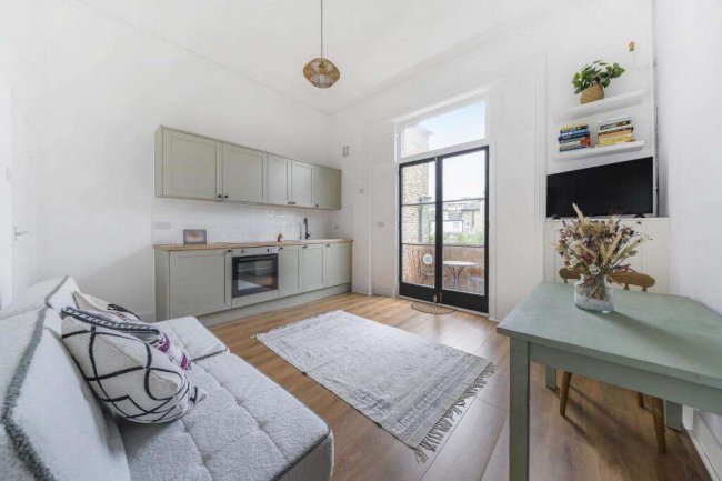 Flat B, 102 Breakspears Road, London SE4 1UD 1