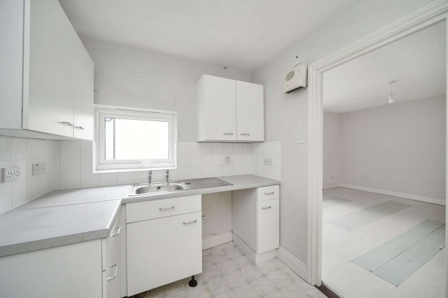Flat A, 30 Windlesham Gardens, Brighton, East Sussex, BN1 3AJ 6