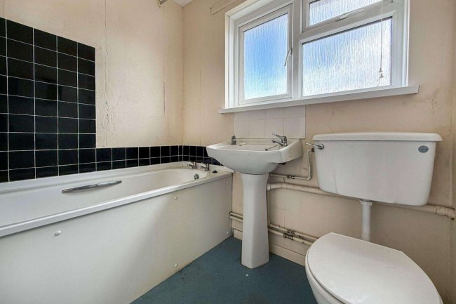 9 Solent Gardens, Freshwater, Isle of Wight, PO40 9PN 4