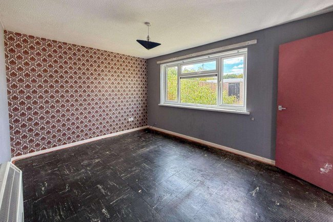 9 Solent Gardens, Freshwater, Isle of Wight, PO40 9PN 4