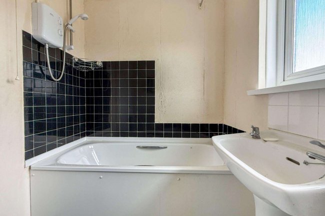 9 Solent Gardens, Freshwater, Isle of Wight, PO40 9PN 4