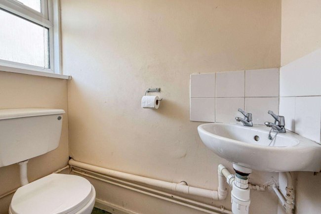 9 Solent Gardens, Freshwater, Isle of Wight, PO40 9PN 4