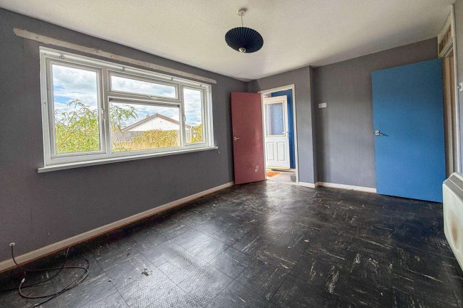 9 Solent Gardens, Freshwater, Isle of Wight, PO40 9PN 4