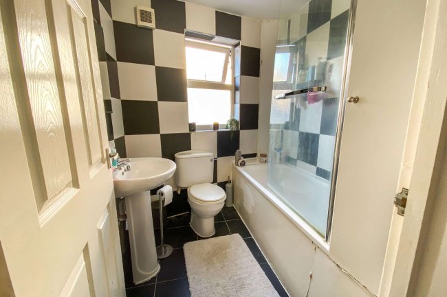 2B Chestnut Grove, Balham, London SW12 8JD 3