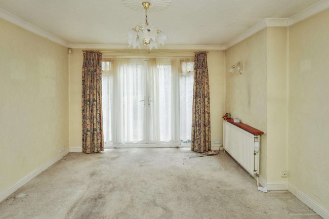 6 Russell Road, Chingford, London, E4 8HB 2