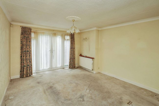 6 Russell Road, Chingford, London, E4 8HB 2