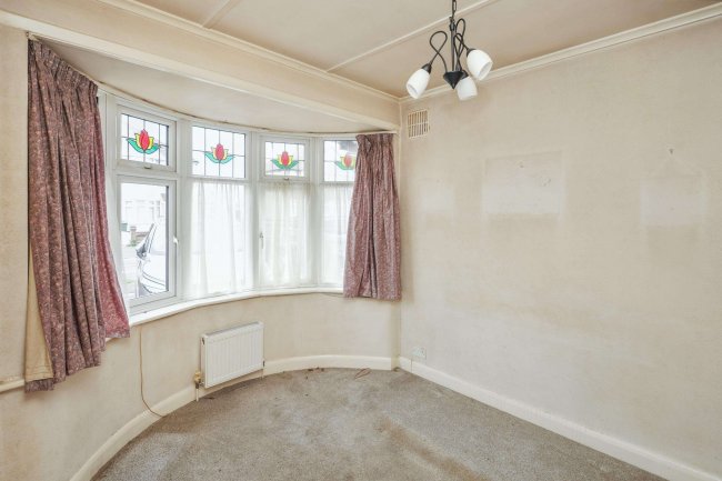 6 Russell Road, Chingford, London, E4 8HB 2