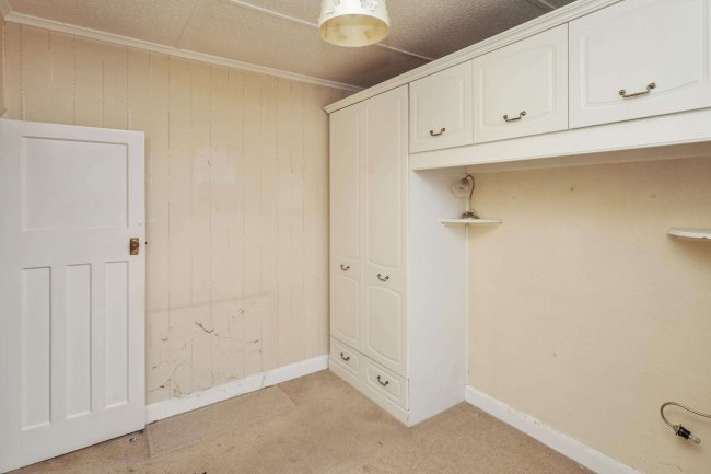 6 Russell Road, Chingford, London, E4 8HB 2