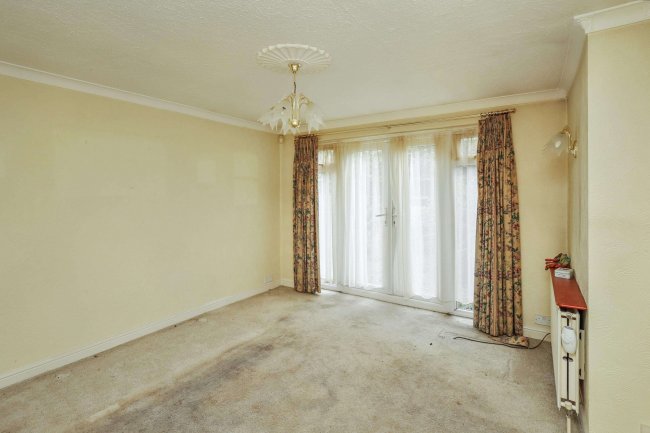 6 Russell Road, Chingford, London, E4 8HB 2