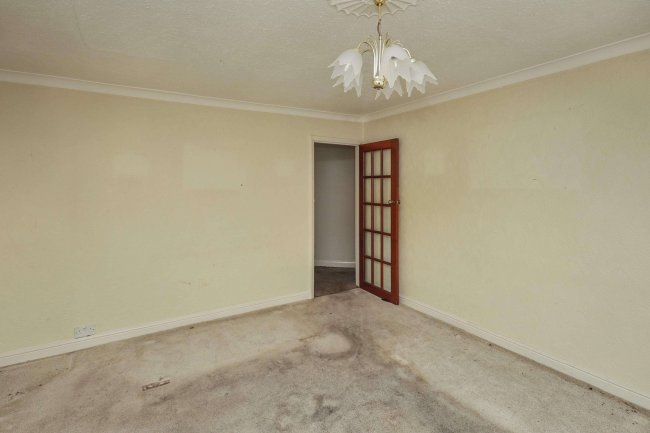 6 Russell Road, Chingford, London, E4 8HB 2