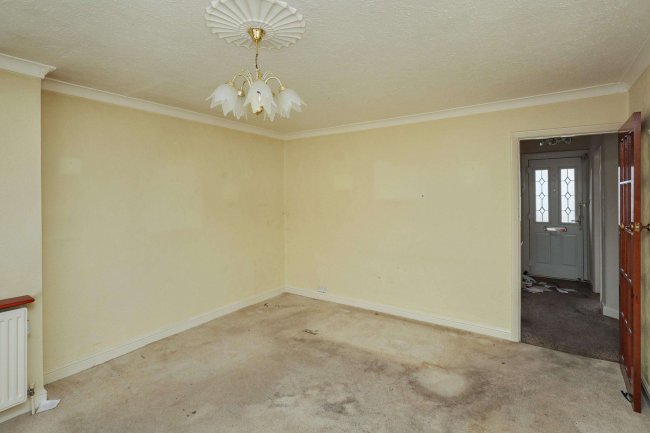 6 Russell Road, Chingford, London, E4 8HB 2