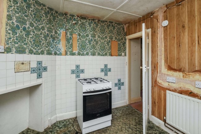 77/79 Tavistock Avenue, St. Albans, Hertfordshire, AL1 2NL 9