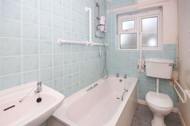 13 Pingle Bank, Holme, Peterborough, Cambridgeshire, PE7 3PJ 9