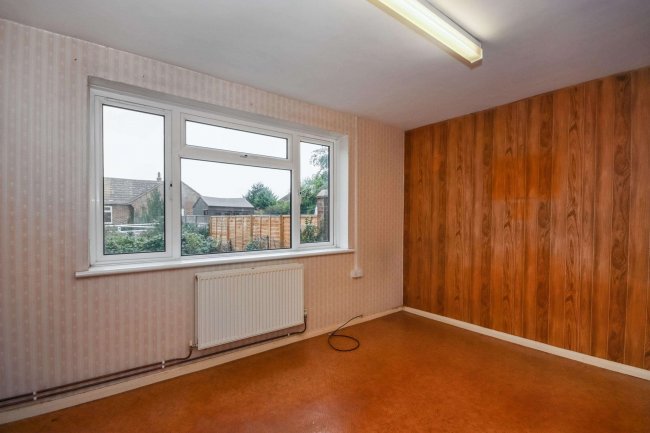 34 Hawthorn Road, St. Neots, Cambridgeshire, PE19 1EY 6