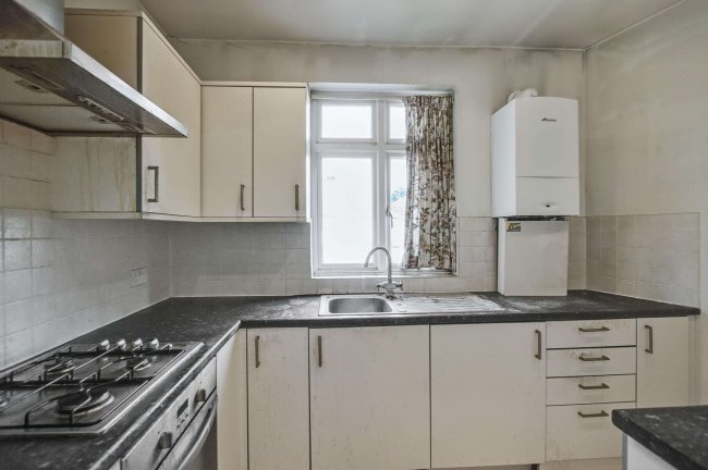 8 Tithe Court, Hall Lane, London NW4 4TL 4